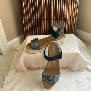 Anne Klein sz 6  snakeskin iridescent sandals